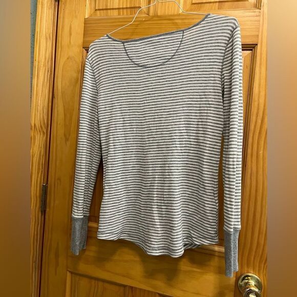 Eddie Bauer gray and white striped thermal with buttons at shoulders size M - Picture 6 of 6